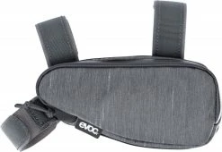 Evoc - Sacoche De Cadre 0,7 L - Bikepacking -Promos Vélo Électrique Magasin evoc sacoche de cadre 700 ml gris carbone perspective 4 3840x2160